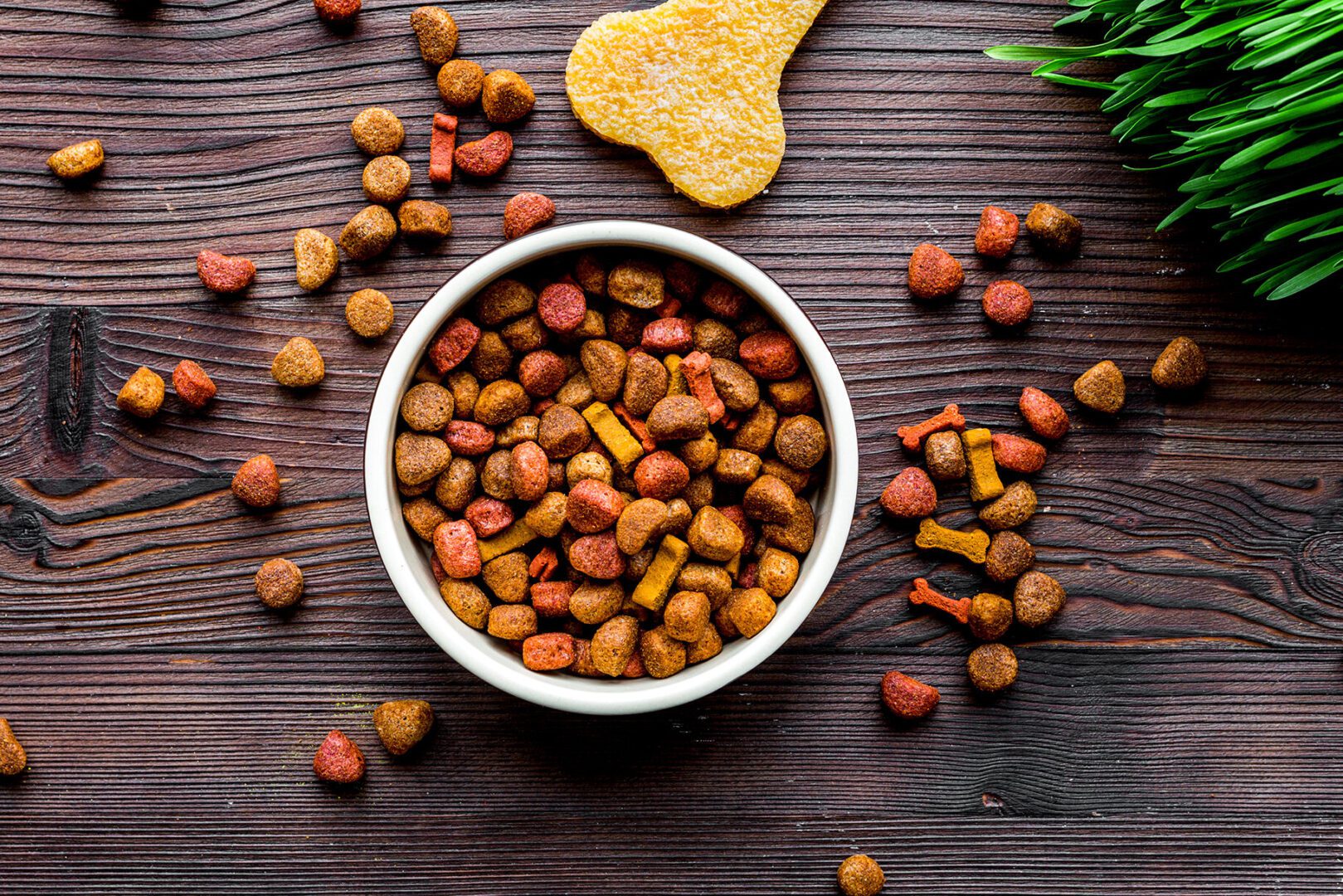 A bowl of food on top of a table.