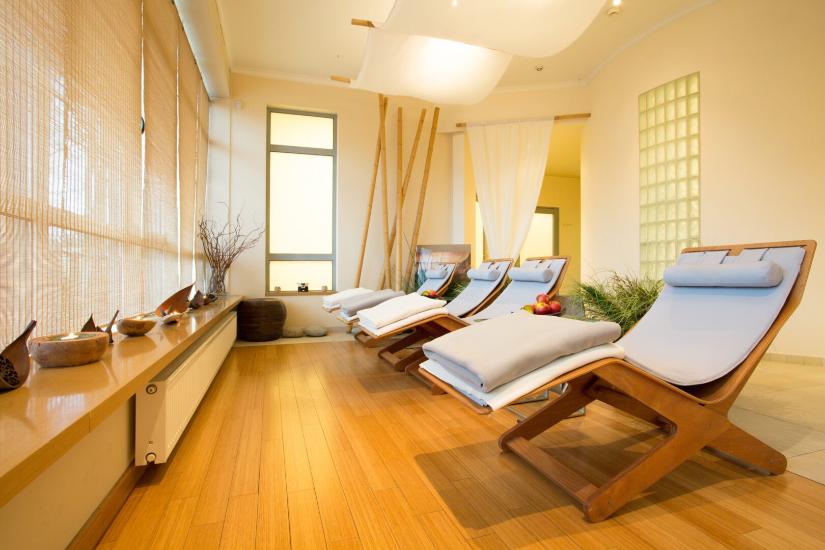 Close-up,Of,Loungers,In,Cozy,Spa,Room